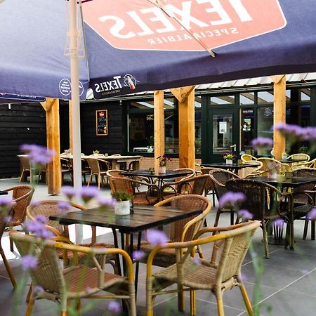 Modern Ingericht Chalet Op Groen Park Op De Veluwe エーペ エクステリア 写真