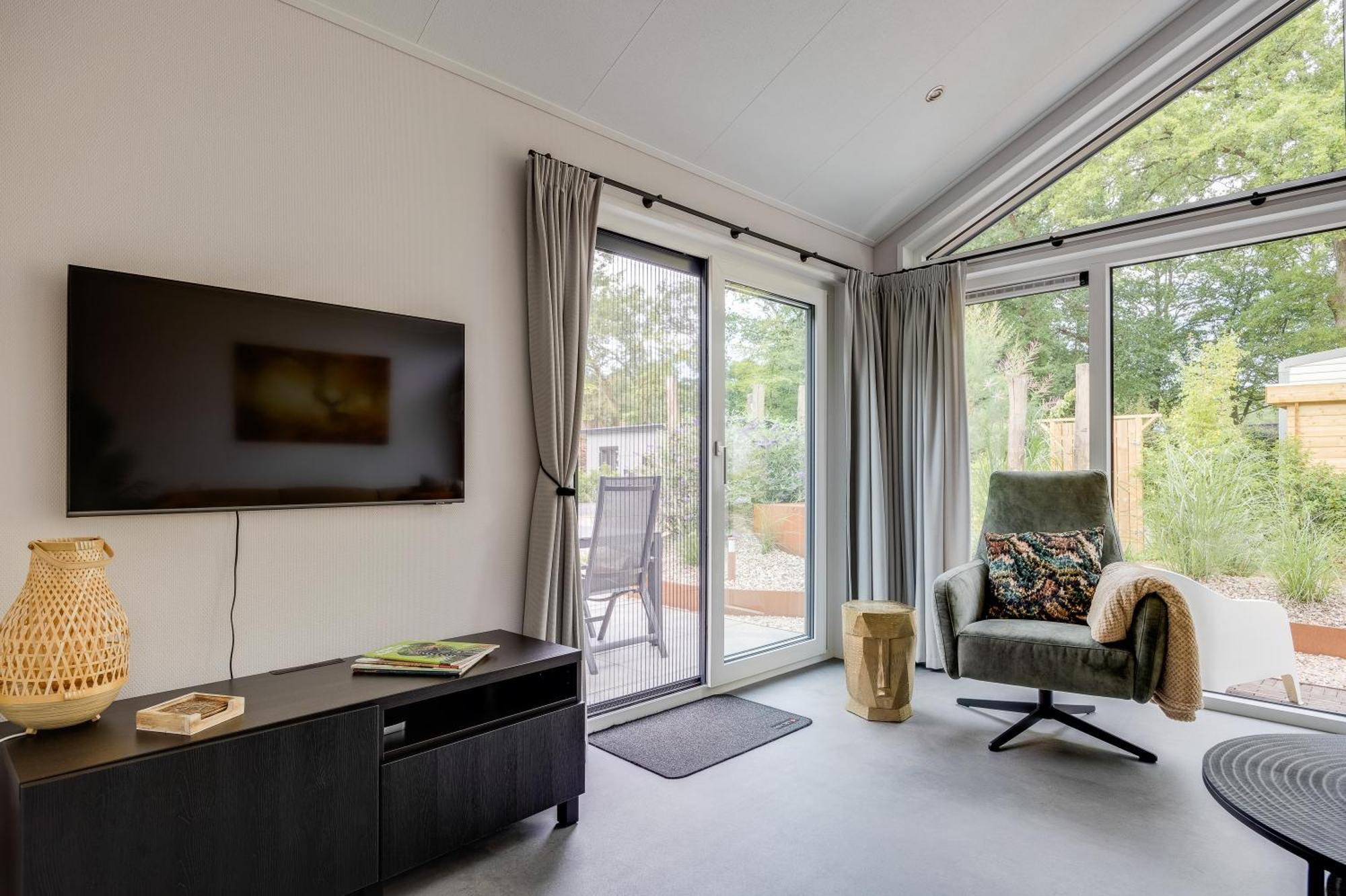 Modern Ingericht Chalet Op Groen Park Op De Veluwe エーペ エクステリア 写真