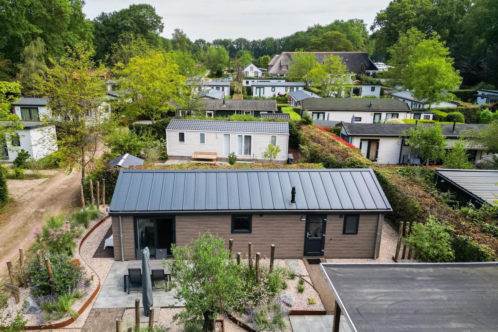 Modern Ingericht Chalet Op Groen Park Op De Veluwe エーペ エクステリア 写真