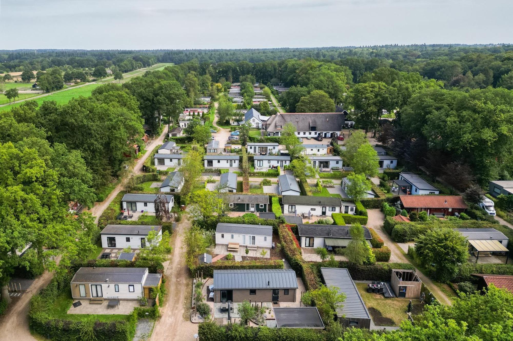 Modern Ingericht Chalet Op Groen Park Op De Veluwe エーペ エクステリア 写真