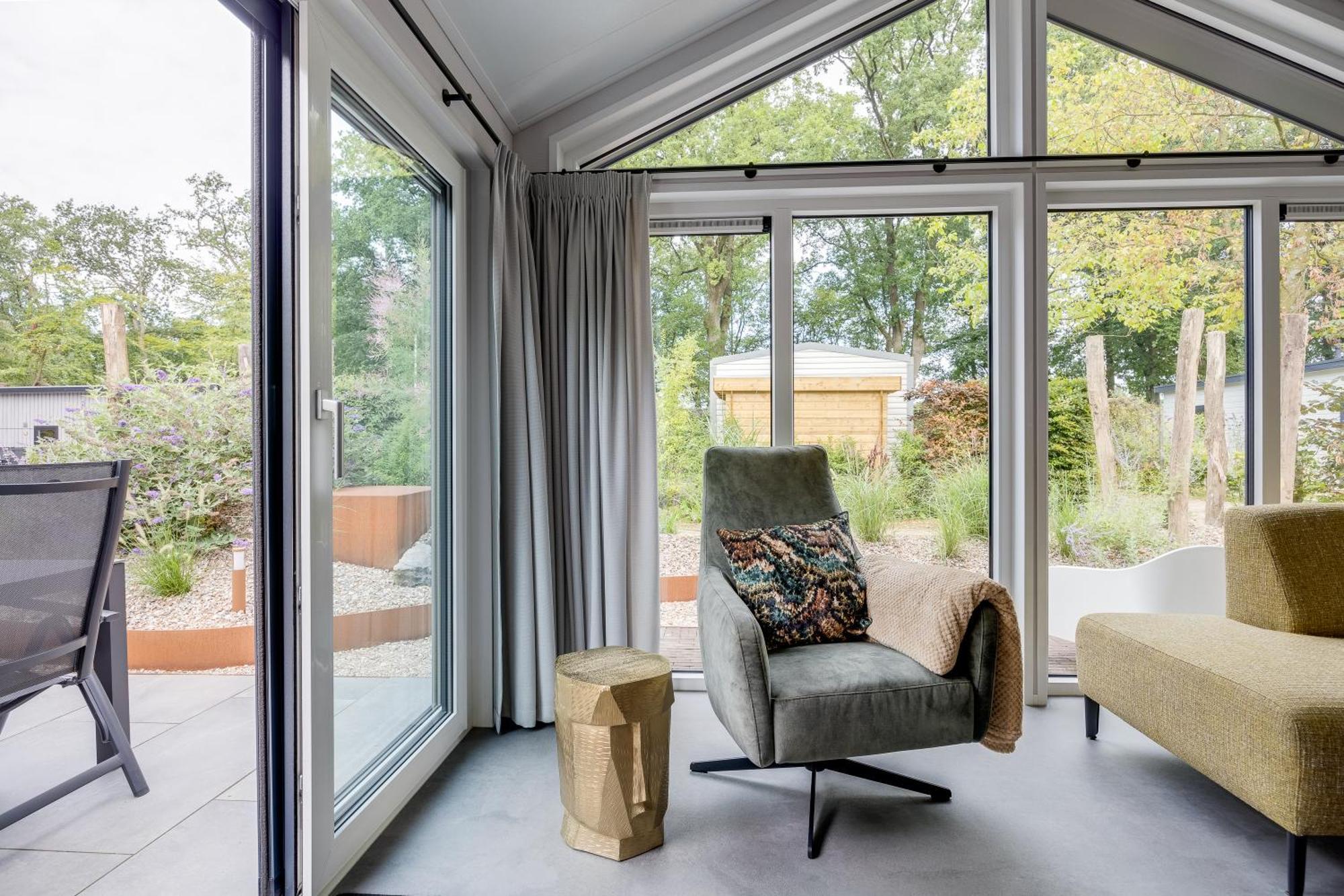 Modern Ingericht Chalet Op Groen Park Op De Veluwe エーペ エクステリア 写真