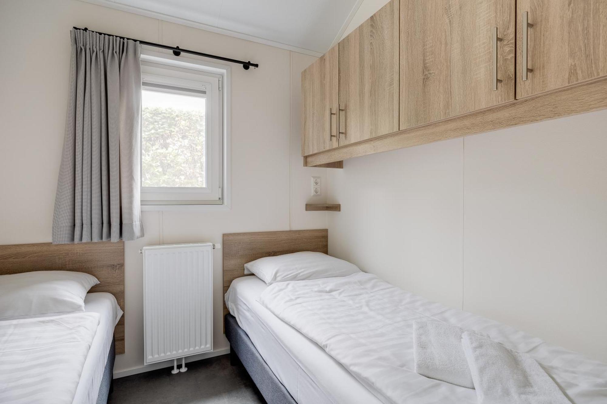 Modern Ingericht Chalet Op Groen Park Op De Veluwe エーペ エクステリア 写真