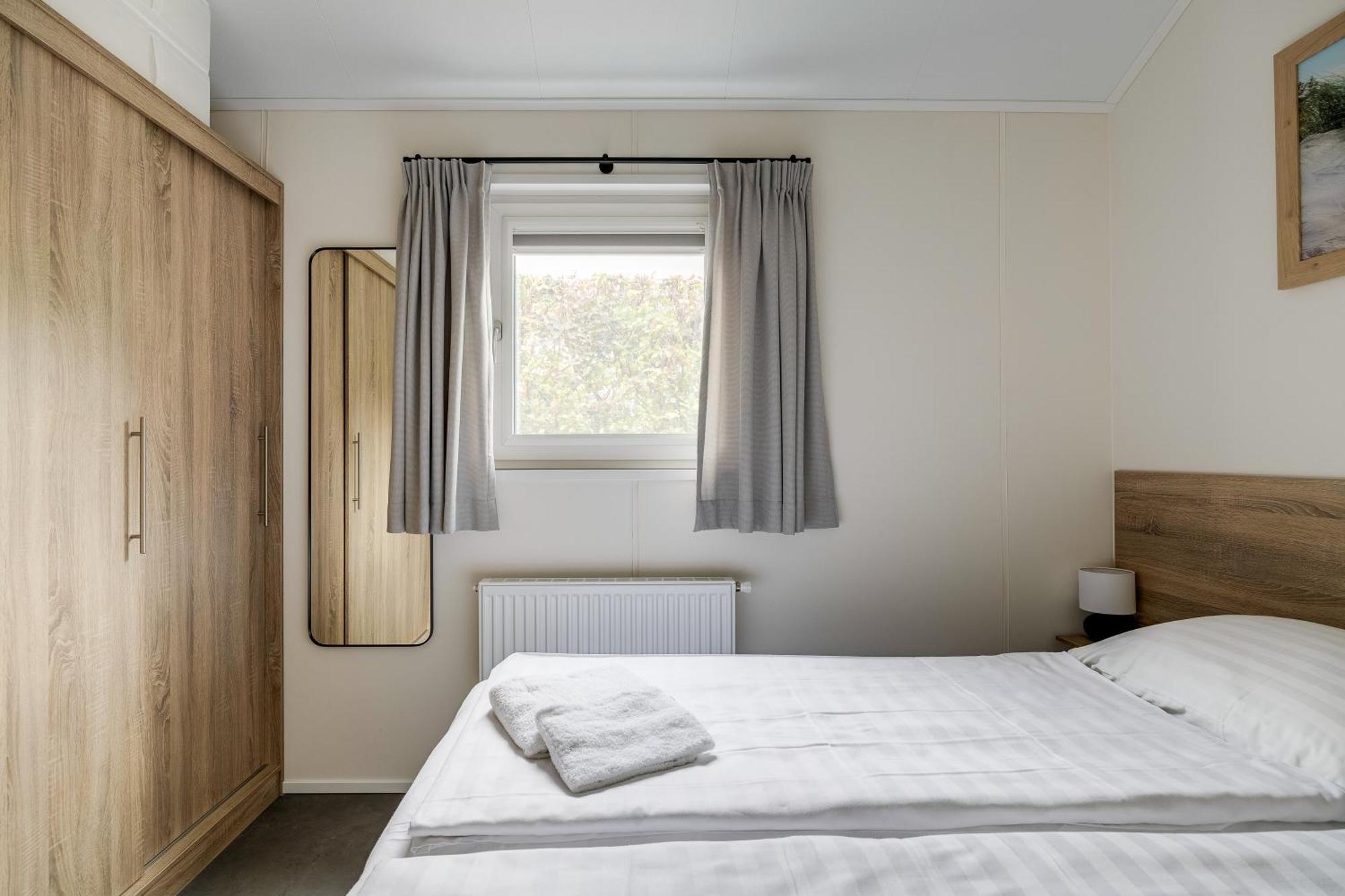 Modern Ingericht Chalet Op Groen Park Op De Veluwe エーペ エクステリア 写真